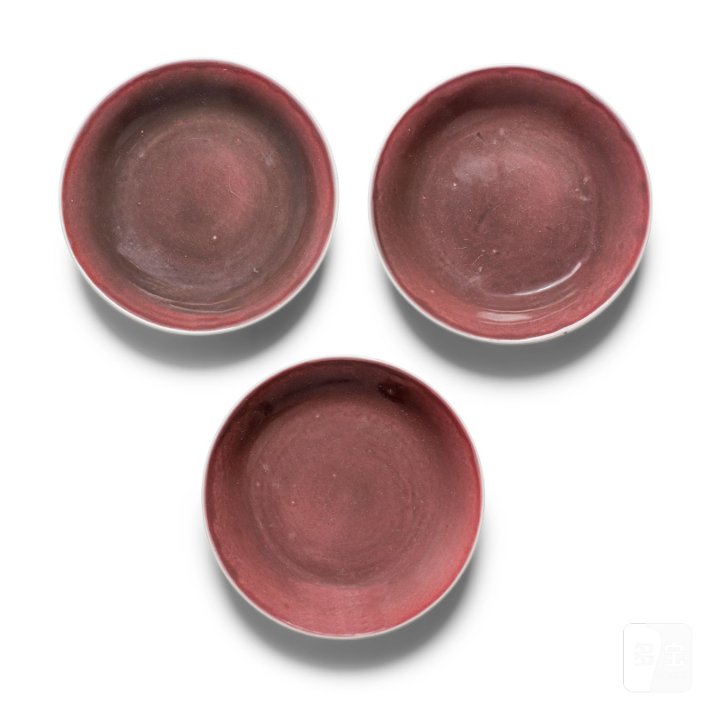 清乾隆 紅釉小盤一組三件 | THREE COPPER-RED-GLAZED SMALL DISHES - 图3